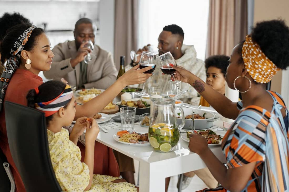 Familia celebrando a la mesa