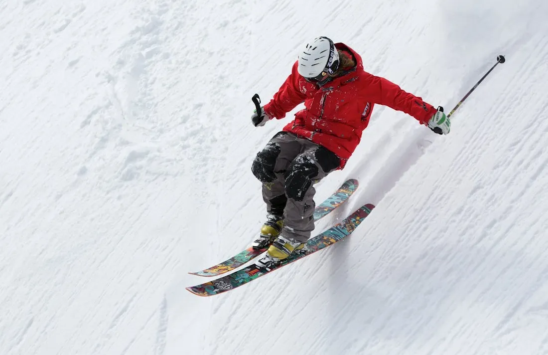 Esquiador aprende vocabulario de esquí en inglés
