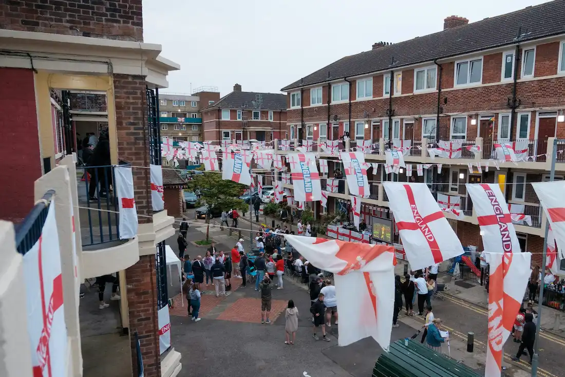 Calle con banderas celebrando qué es el St George's Day