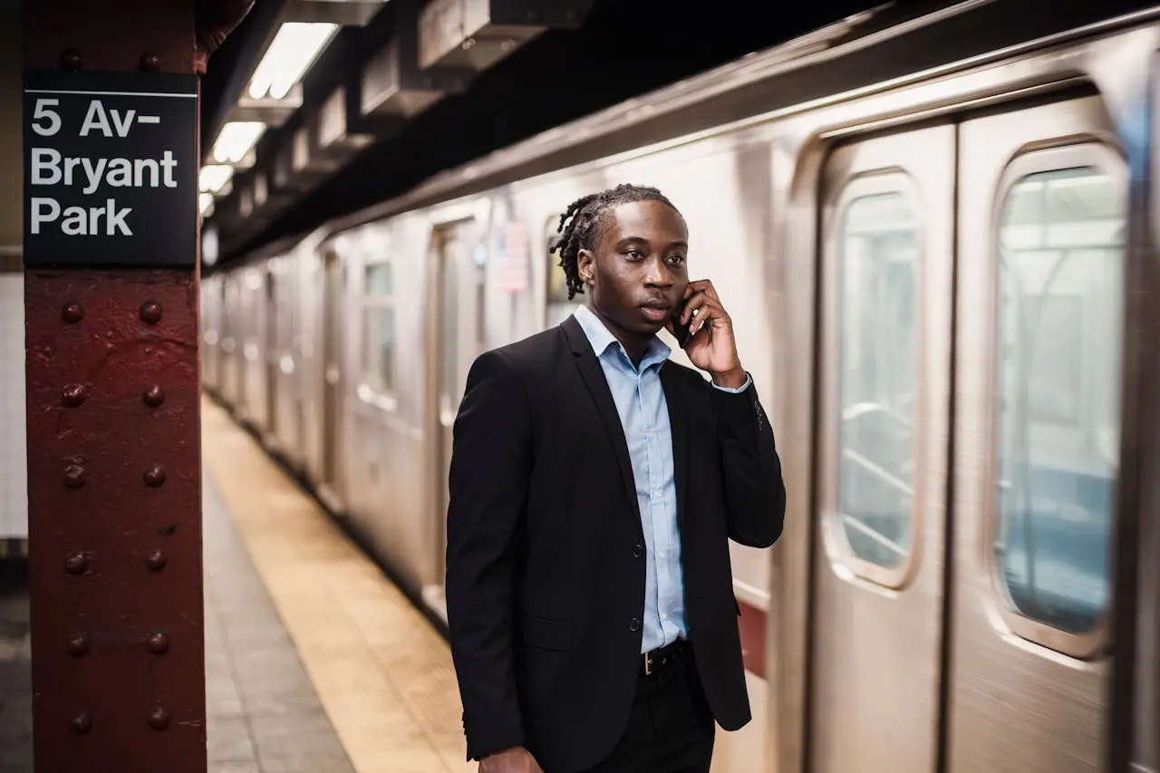 Hombre en metro de Nueva York en cuántos países se habla inglés